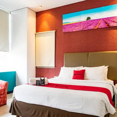 RedDoorz Plus @ Blue Pacific Blok M Hotel dekat Stasiun MRT ASEAN