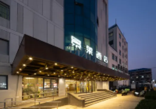 Jinglai Hotel ·Collection（ Shanghai Lujiazui · Pudian Road Metro Station）