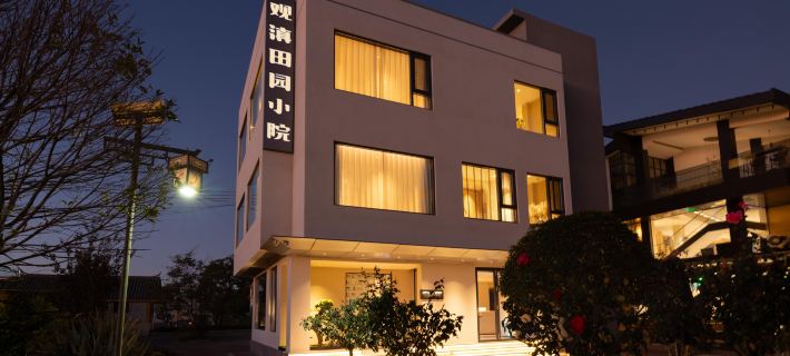 Courtyard with Dianchi Lake View Hotels in Kunming