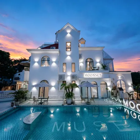 MOONSET Twilight Hotel (Beihai Yintan International Passenger Port)