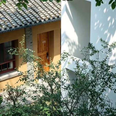 Liuba Front and Back Courtyard Themed Homestay (Old Street)