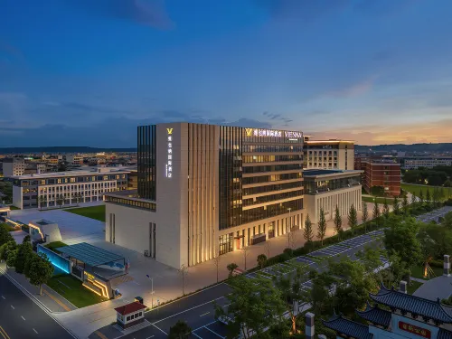 Vienna International Hotel lassic Edition Sichuan College of Electronic and Mechanical Engineering - parcheggio