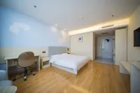 Rujia Huayi Selected Hotel (Meihekou Railway Station Branch) - parking