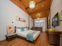 The Old Town of Lijiang Time · Small House · View of the Ancient City Panorama (Beimen Store) Lijiang otelleri