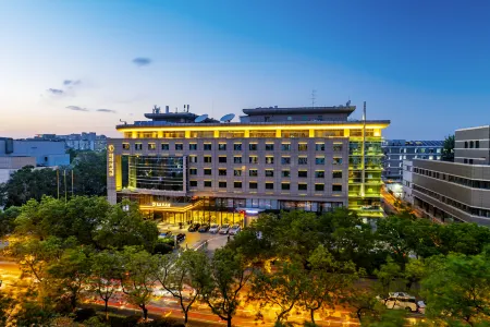 Beijing Oriental Mao Hotel (NanluoguLane  Beixinqiao Subway Station) Отели рядом с достопримечательностью «Beiding Niangniangmiao»