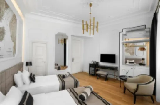 AKKA ลัช โฮเทล ทักซิม