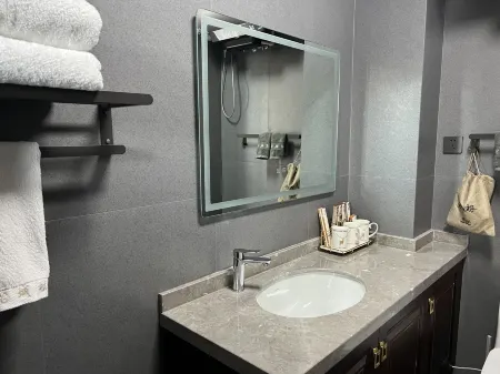 Lao Chenggen Courtyard Homestay (Daiwangfu Store in Datong Ancient City)