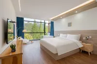 Xinchang Huaqianyueshang Homestay (Nineteen Peaks)