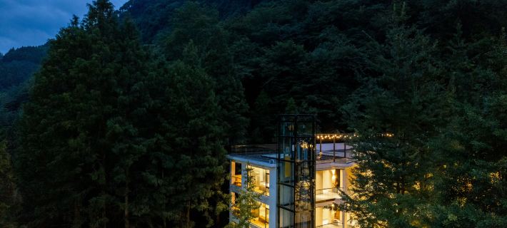 The door opens on a view of mountains Hotéis em Dujiangyan