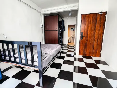 Noir Cafe and Hostel - Chinatown