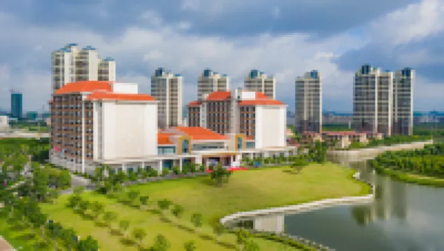 Qianhuazhou Holiday Hotel Hotels near City of Glory, Huizhou