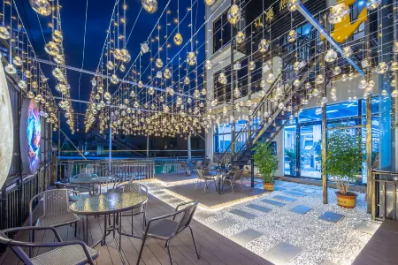 Fengshe Hotel (Oriental High-speed Railway Station) Отели в г. Дунфан