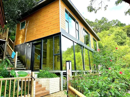 JinJiYan Sandawood B&B Отели рядом с достопримечательностью «Huangjinbu Colorful Mucuna Birdwoodiana Flower Base»