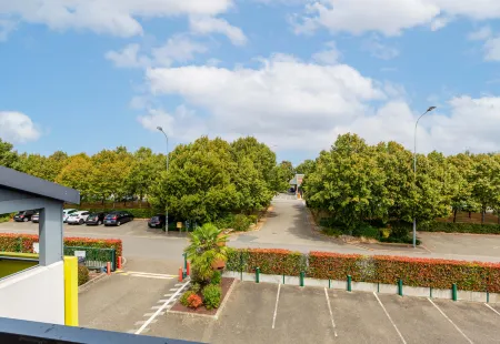 B&B Hôtel Chartres le Forum