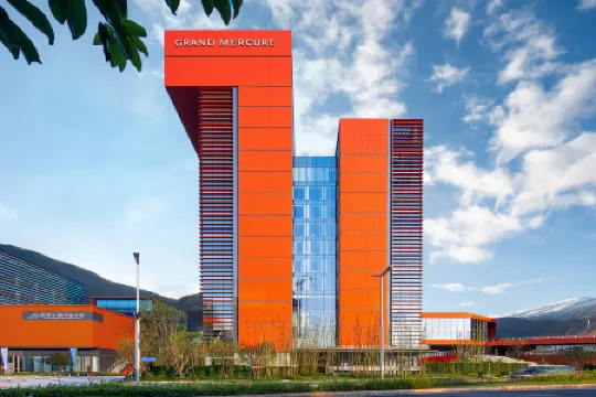 Grand Mercure Chengdu East Отели рядом с достопримечательностью «Sancha Lake Scenic Area»