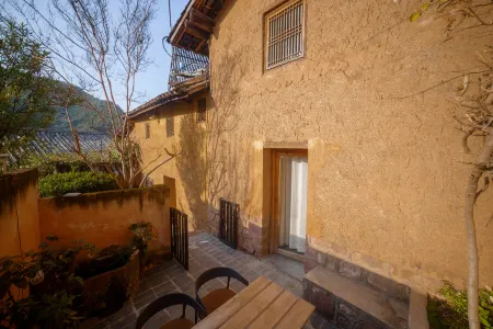 Nuodeng Mountain Hometown Light Luxury B&B Отели в г. Юньлун