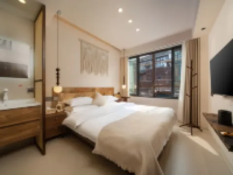 Qingshanjian Riverside Stilt House Inn (Phoenix Ancient Town - Hongqiao North Gate Pier Branch Hotels in Fenghuang County