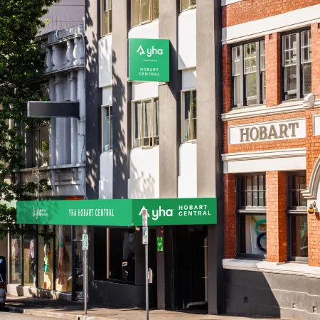 YHA Hobart Central Отели рядом с достопримечательностью «Салливанс Коув»
