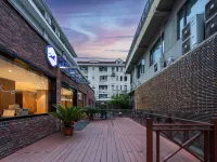 HanTing Premium Hotel (Shanghai Loushanguan Road Subway Station) Hotels near Changning