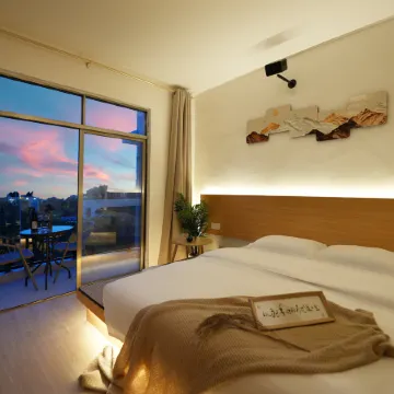 Return to the Sea Отели рядом с достопримечательностью «Moon Square»