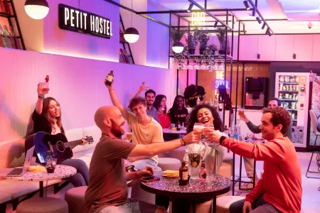 Petit Hostel Palacio Real Отели рядом с достопримечательностью «KeepCoding»