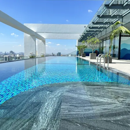 Centre Point Danang Hotel & Residence Отели рядом с достопримечательностью «Храм Као Дай»