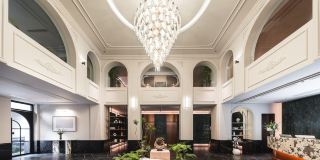 Shanghai People's Square Nanjing East Road Pedestrian Street Treasury Hotel