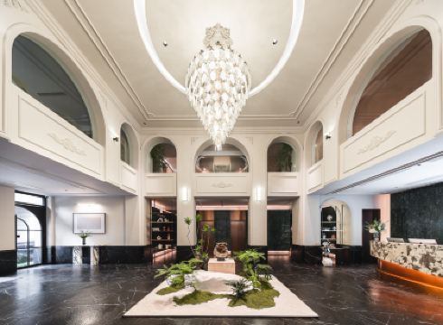 Shanghai People's Square Nanjing East Road Pedestrian Street Treasury Hotel