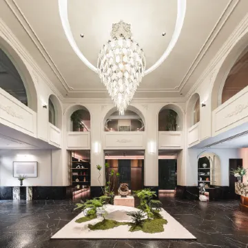 Shanghai People's Square Nanjing East Road Pedestrian Street Treasury Hotel