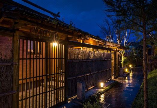 료칸 신센의 일본식 정원 모습