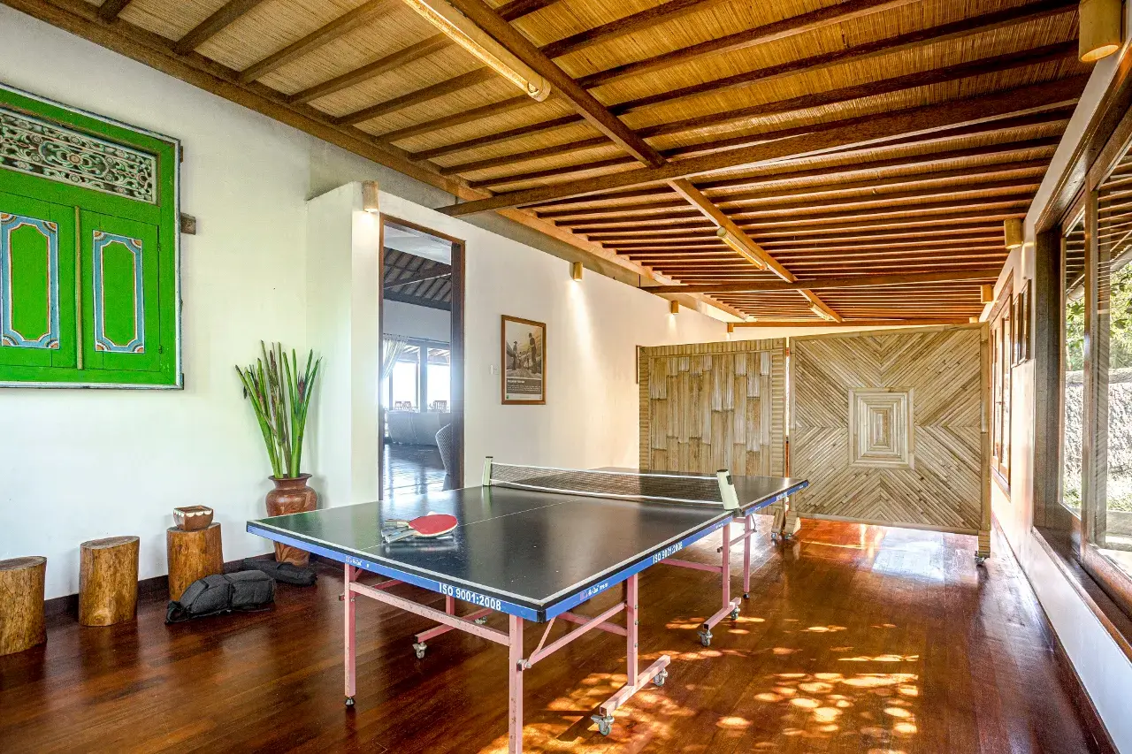 숲속에 위치한 야외 요가 파빌리온