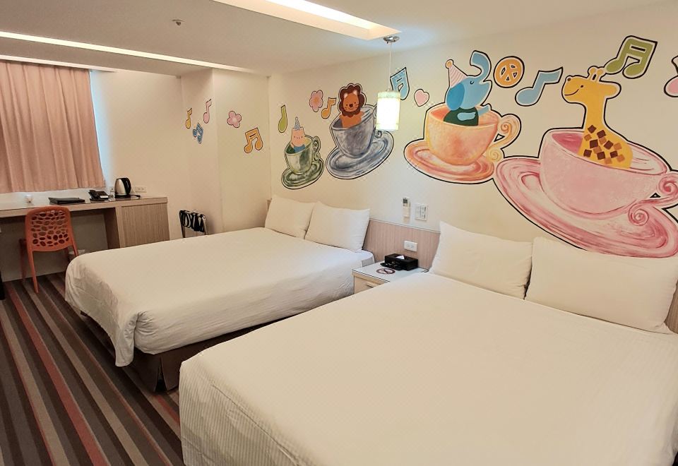 모윙 호텔 주변의 활기찬 거리 풍경