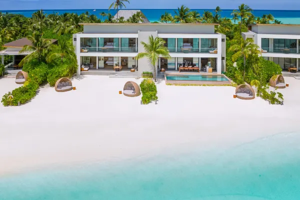 웅장한 규모의 메인 다이닝 공간 마키