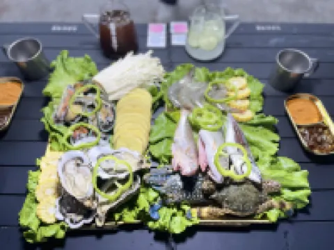 Yingge Treading on the Waves Boat House Homestay