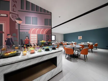 R ROYALSS HOTEL Hotel (Emei High-speed Railway Station Dafo Temple Tourist Area Branch) Отели рядом с достопримечательностью «Yingbin Square»