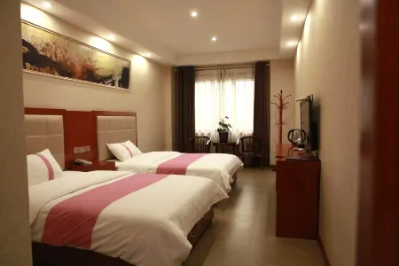 Towo Holiday Hotel (Fengjie International Trade City) Отели рядом с достопримечательностью «FengJieXian RenMin GuangChang ShangYe BuXingJie»