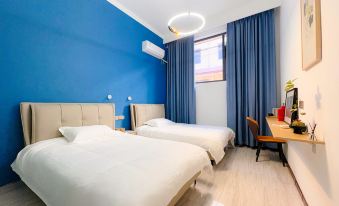 Luoyi Courtyard Homestay