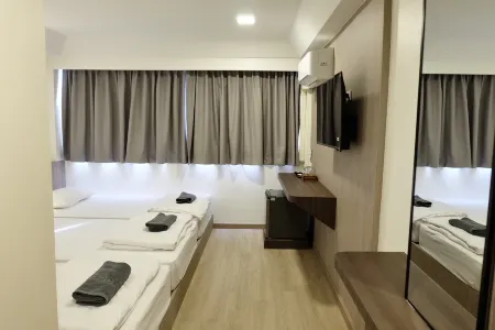 U-Thong Hotel Отели рядом с достопримечательностью «Wat Phra Si Rattana Mahathat»