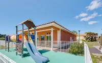 Vacancéole - le Domaine d'Enserune Hotels in Capestang
