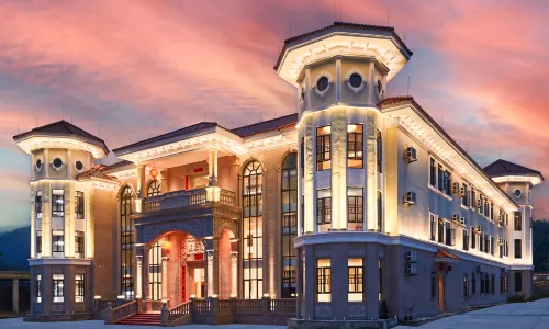 Huayue Village Hot Spring Hotel