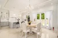 Vancouver Shangrila House Hotels in Tsawwassen