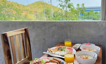 Samanta by the Hill