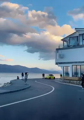 帆航·星暮海プールシネマテーマ美宿（大理洱海才村港）