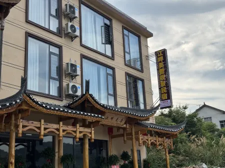 Lotus View Riverside Homestay Отели в г. Гучжан