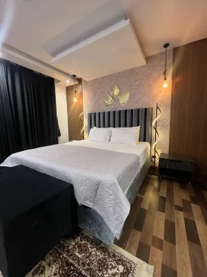 Mici hotel & apartments in Gold crest mall Hotel dekat Allama Iqbal International Airport