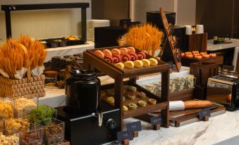 Qingdao Central Business District Shandong Road Atour Hotel