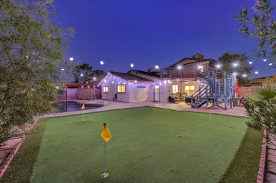 5 Bedroom Home by Strip, Pool, Mini Golf, Karaoke Hotels near Speedway