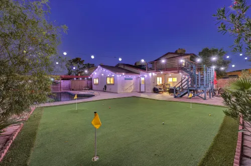 Strip-Side Villa 5Br3BA, Pool, Mini Golf, Karaoke