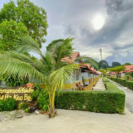 Phi Phi Ba Kao Bay Resort Отели рядом с достопримечательностью «Пляж Нуи»