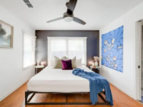 8b 4b nearby pool, Blanco, wine trail, town sq ブランコのホテル